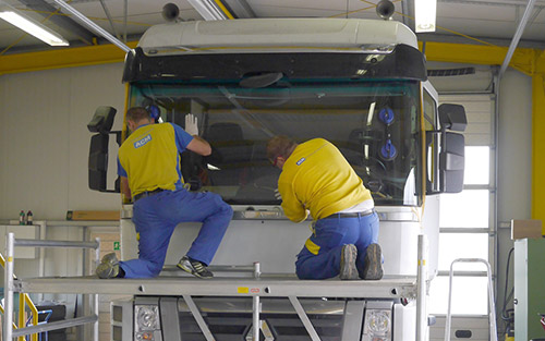 Windschutzscheibe eines LKW einkleben