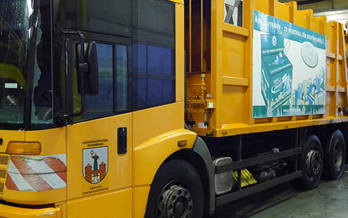 Müllwagen mit kaputter Seitenscheibe