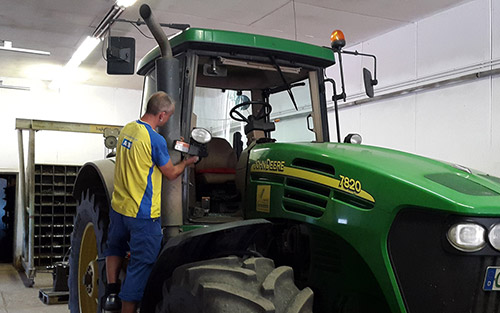 Reparatur der Windschutzscheibe eines Traktors