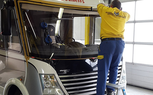 Reparatur der Windschutzscheibe eines Wohnmobils